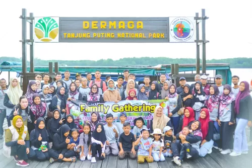 Family Gathering Esemka Lada Goes to Tanjung Puting